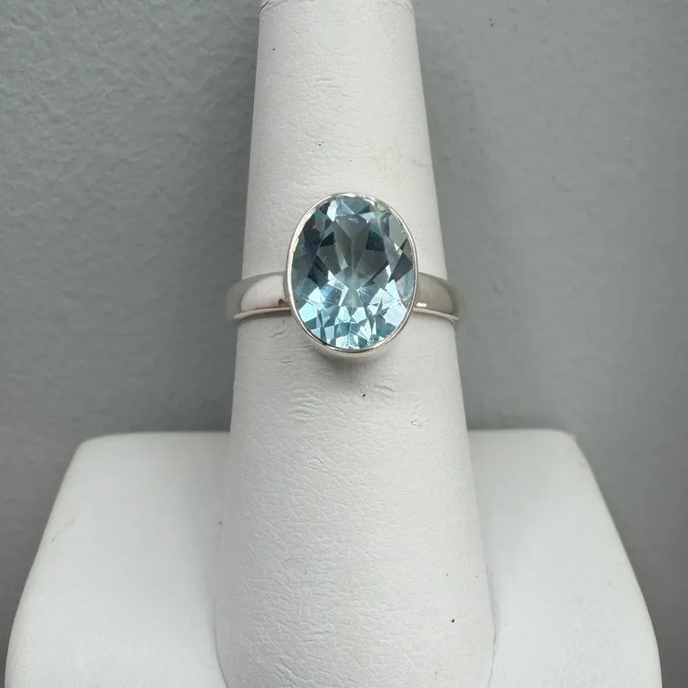 NWT 8x10.5mm oval‎ cut faceted blue topaz solitaire ring in sterling silver!